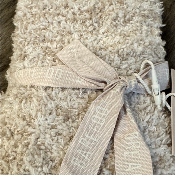 PRICE FIRM NWOT Barefoot Dreams Tan Fluffy Socks - Picture 3 of 5